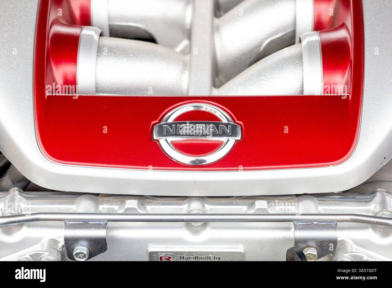 Santa Ana, Kalifornien, USA - 06-08-2019: Nahaufnahme des Nissan-Logos auf dem Motor eines GT-R. Stockfoto