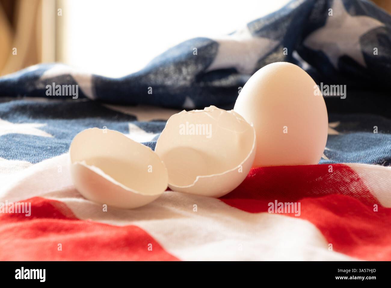 Hühnereier liegen auf der amerikanischen Flagge auf dem Küchentisch, Eiermangel in Amerika Stockfoto