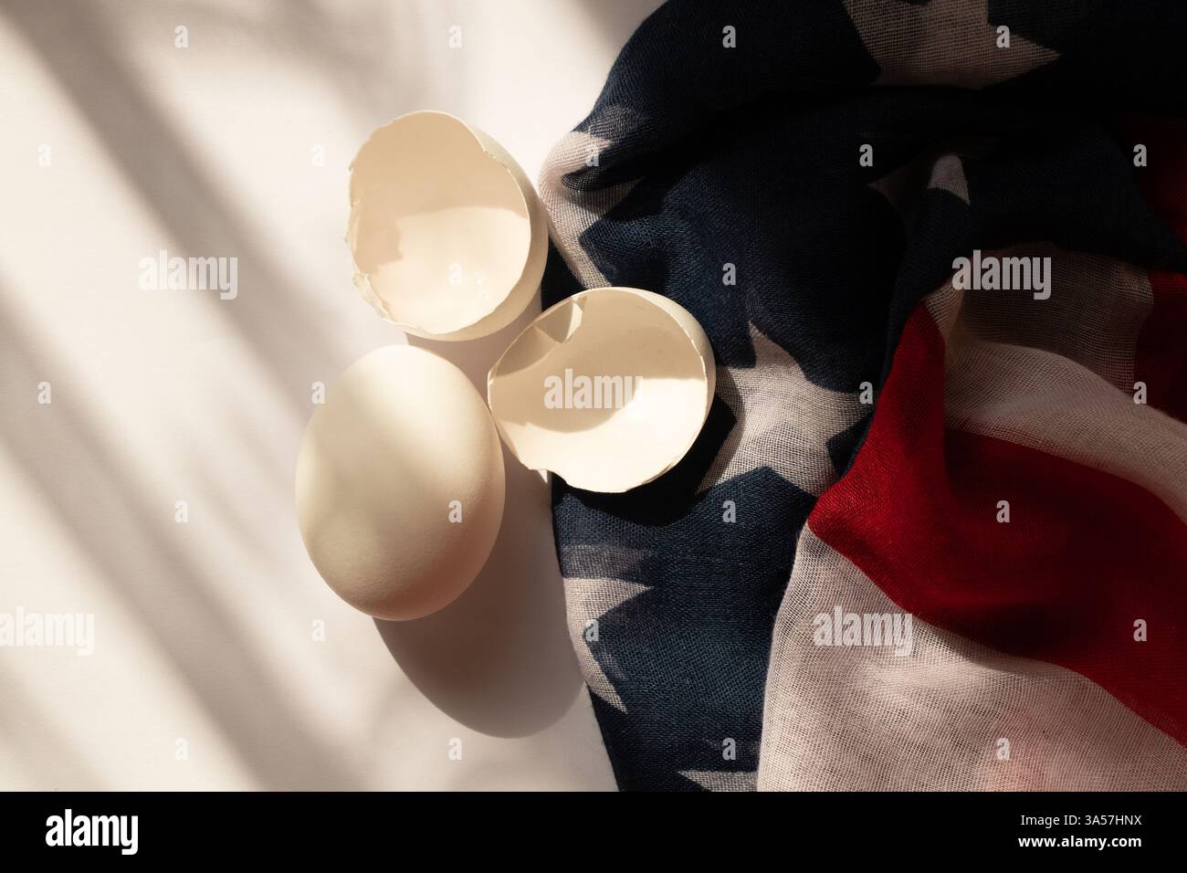 Hühnereier liegen auf der amerikanischen Flagge auf dem Küchentisch, Eiermangel in Amerika Stockfoto