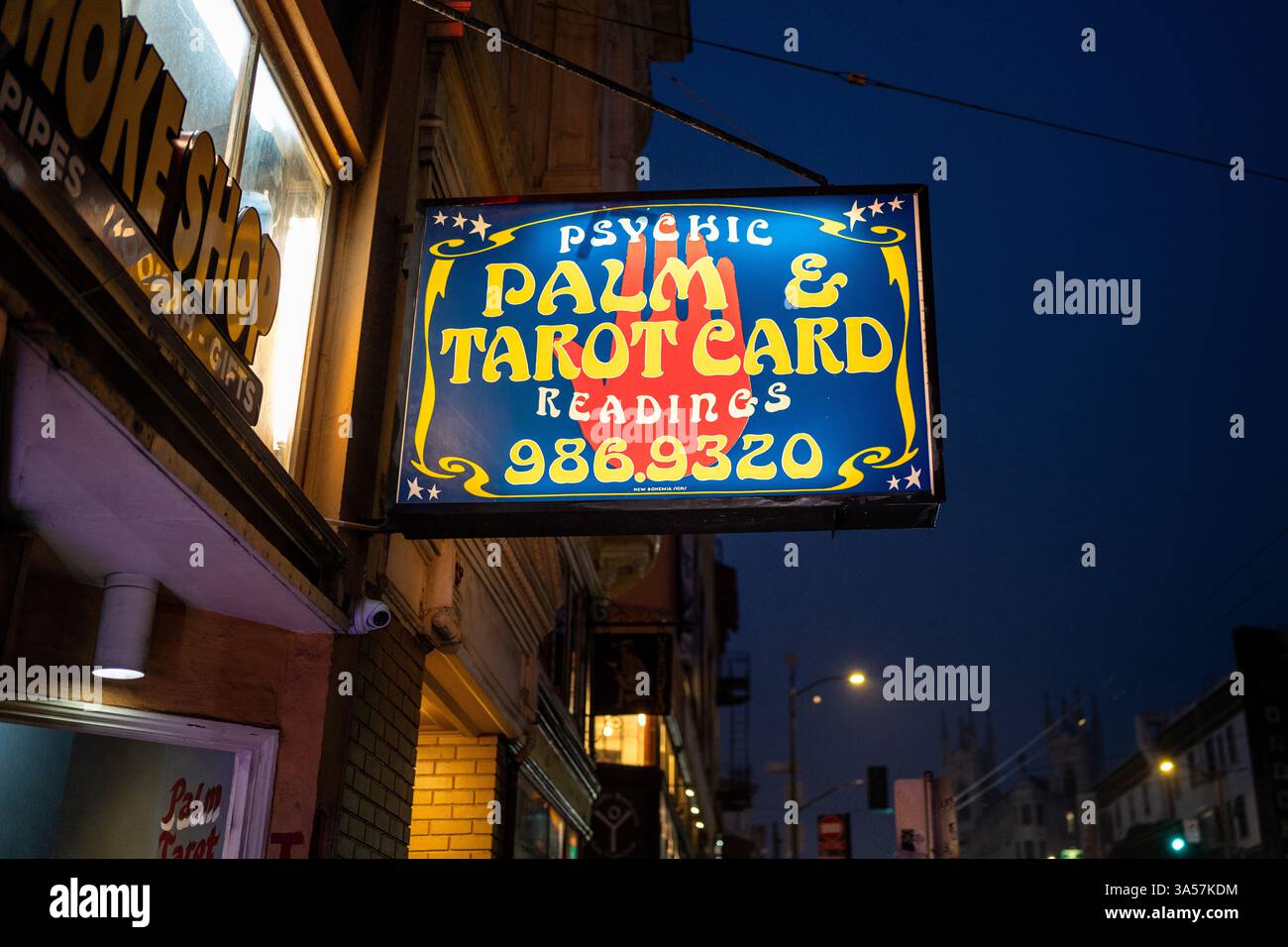 San Francisco Kalifornien - 21. Dezember 2024: Ein Schild für Palm- und Tarotkartenlesungen in San Francisco Kalifornien Stockfoto