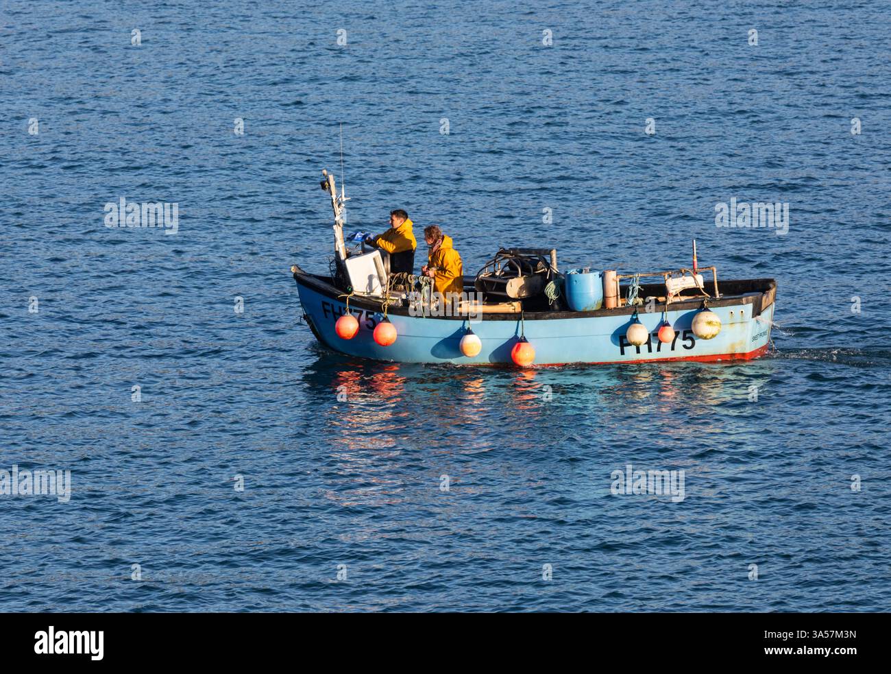 Fischerboot vor Coverack Cornwall Stockfoto