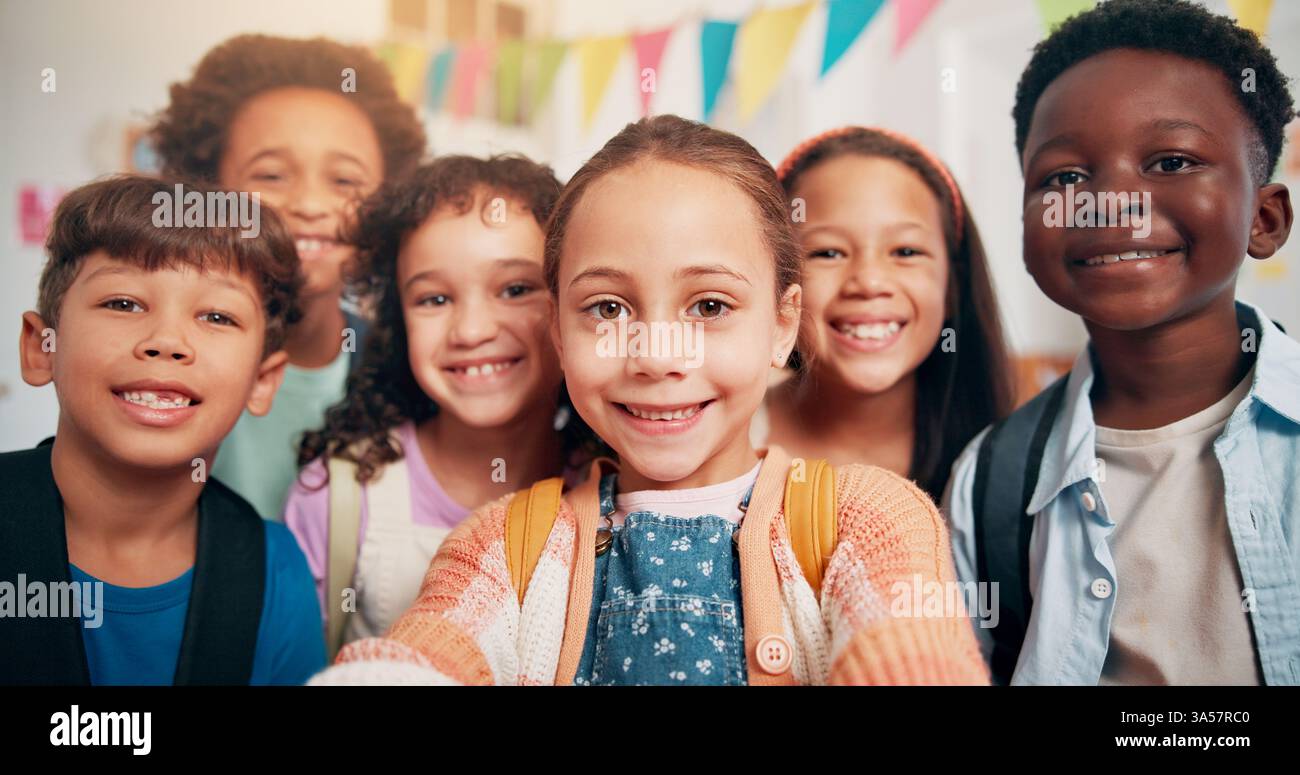 Porträt, Schüler und Lächeln für Selfie im Klassenzimmer für Bildung, Fotografie und Post in sozialen Medien. POV, Kinder und glücklich mit Lernunterstützung Stockfoto
