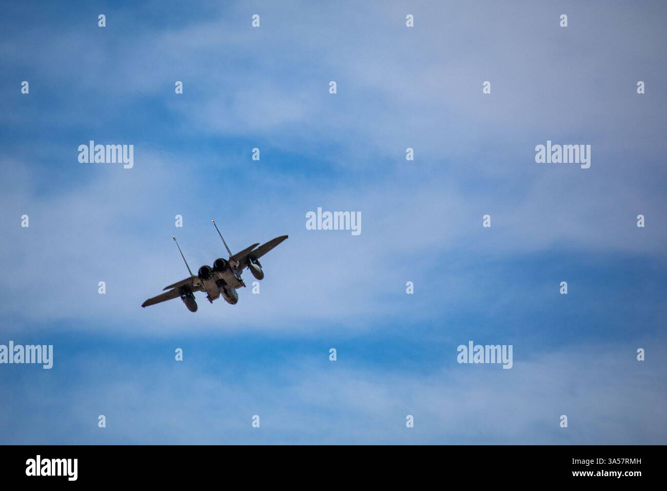 Die Rückansicht eines F15-Kampfflugzeugs, das über dem Kopf fliegt. Stockfoto
