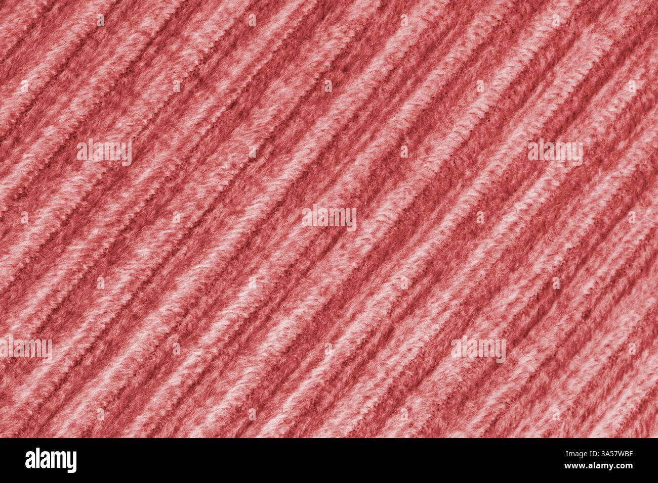 Ridge-Makrotextur aus Velours-Cordrotttuch. Große gerippte, diagonale grobe Websamtgewebe, gestreifte Polsterung Textur Stoff Hintergrund, Möbel Stockfoto