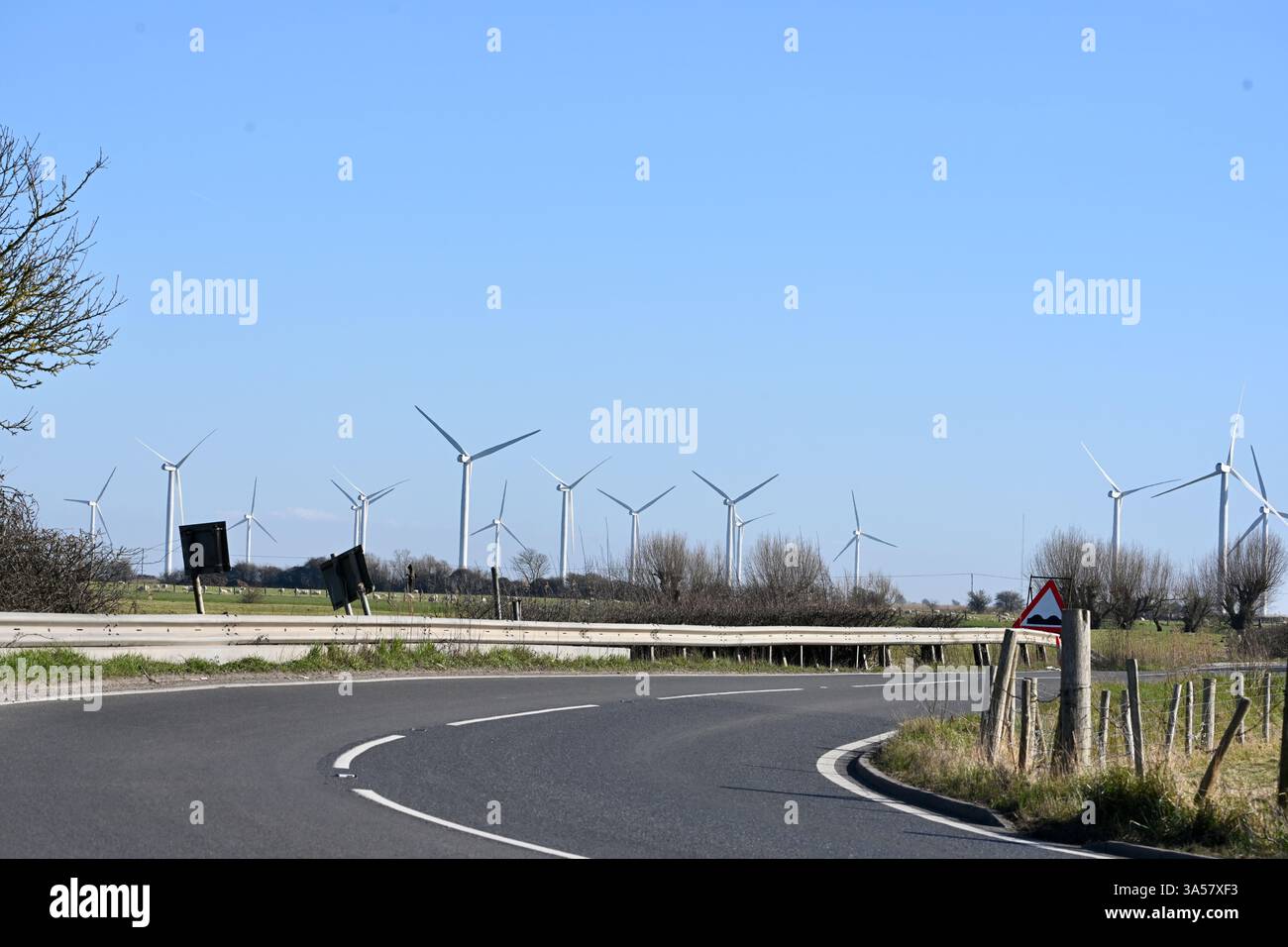 Windturbinen an einem klaren, sonnigen Tag Stockfoto