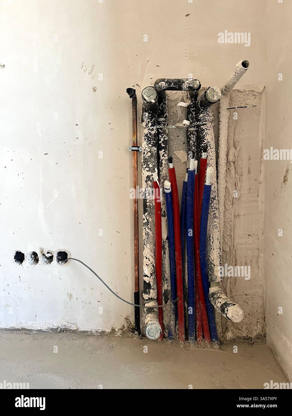 Heizungsrohre, Gasrohre, Neuentwicklung, Neubau, im Bau, Heizung, Neubau, Wohnung, Haus, neues Zuhause, Rohre, HLK, MEP - Smartphone-aufgenommenes Stockfoto