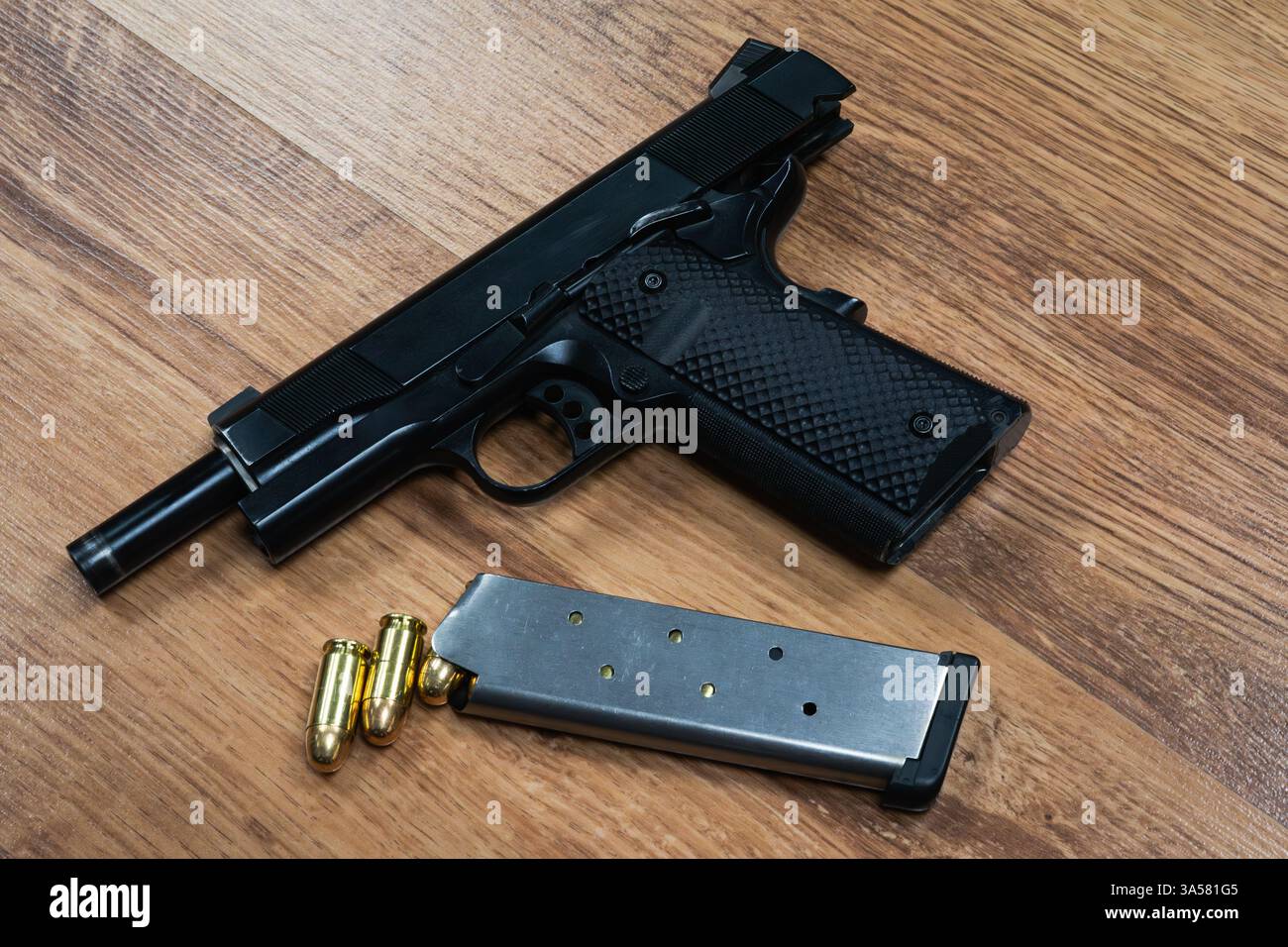 Pistole Kaliber 45 mit Schiebestopp und Magazin mit Munition. Stockfoto