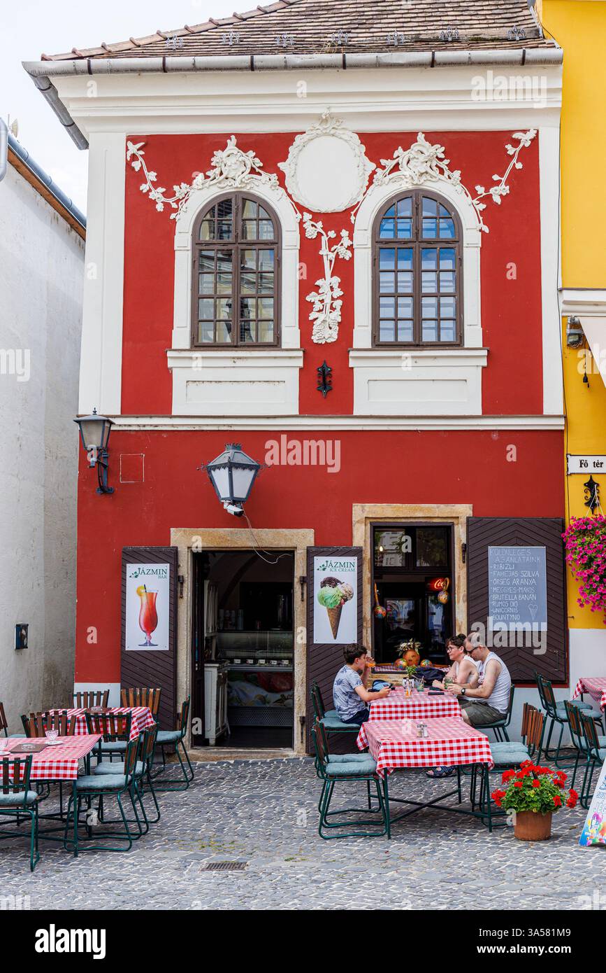 Restaurant mit Leuten, die draußen essen, Szentendre, Ungarn Stockfoto