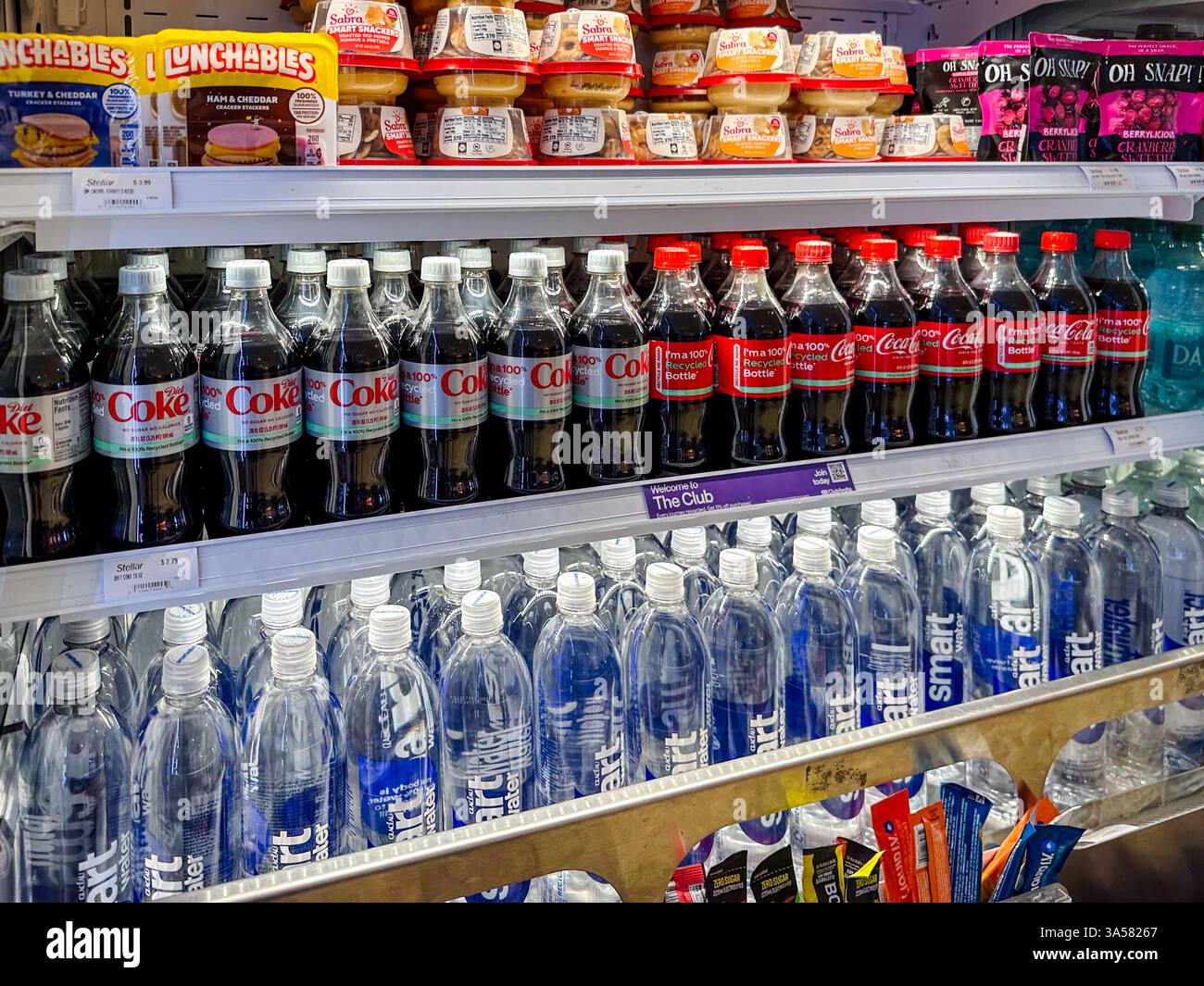 Auswahl an Speisen und Getränken in einem Flughafengeschäft. Tampa, FL, USA, 19. März 2025 Stockfoto