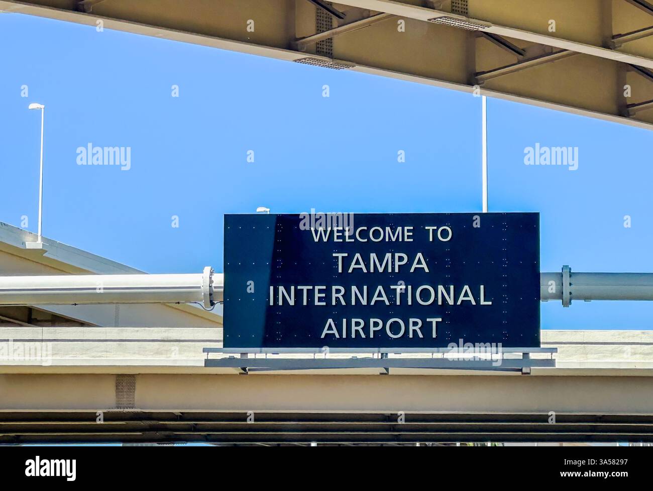 Willkommen am Tampa International Airport. Tampa, FL, USA, 19. März 2025 - Smartphone-aufgenommenes Stockfoto