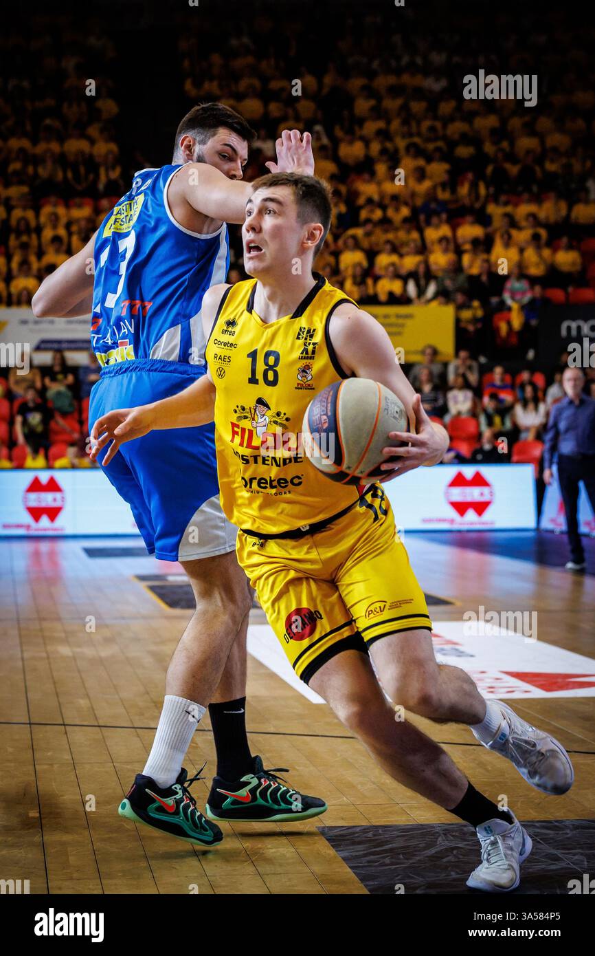 Oostende, Belgien. März 2025. Aalsts Njegos Sikiras und Oostendes Matteo Verstraete kämpfen um den Ball während eines Basketballspiels zwischen BC Oostende und Okapi Aalst am Freitag, den 21. März 2025 in Oostende, am 27. Tag der Basketballmeisterschaft der belgischen und niederländischen BNXT League. BELGA FOTO KURT DESPLENTER Credit: Belga Nachrichtenagentur/Alamy Live News Stockfoto