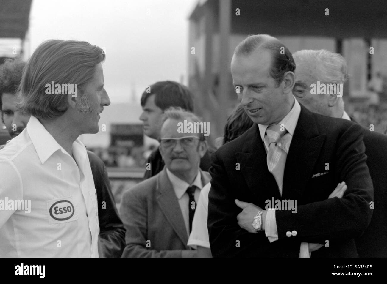 Graham Hill im Gespräch mit Prinz Michael of Kent beim John Player British Grand Prix 1975, ebenfalls mit Earl Mountbatten im Hintergrund. Stockfoto