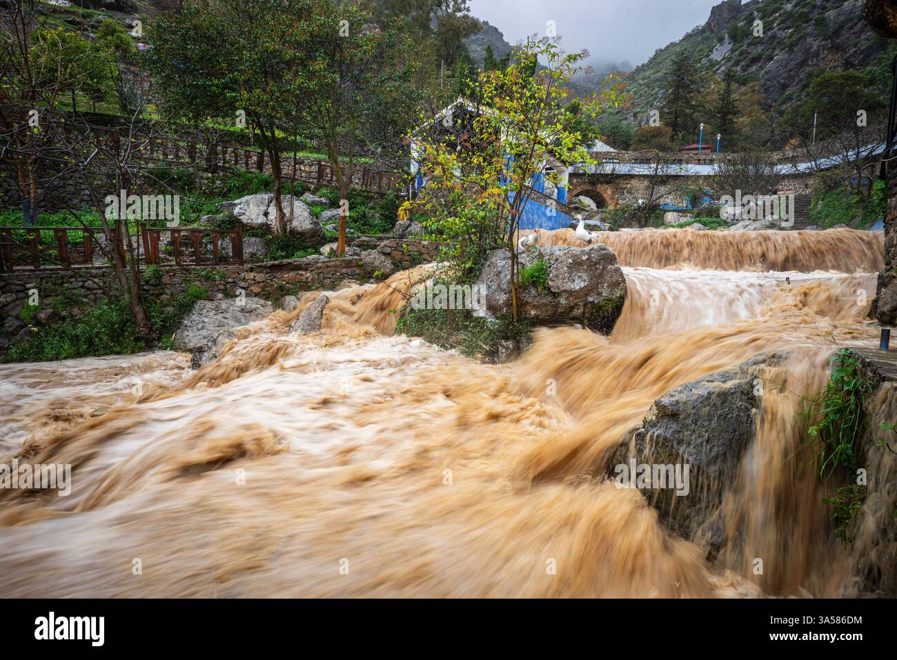 Sintflutartiger Regen und geschwollener Fluss, Ras el Maa Brunnen, Chefchaouen, Rif Berge, Marokko, Nordafrika Stockfoto