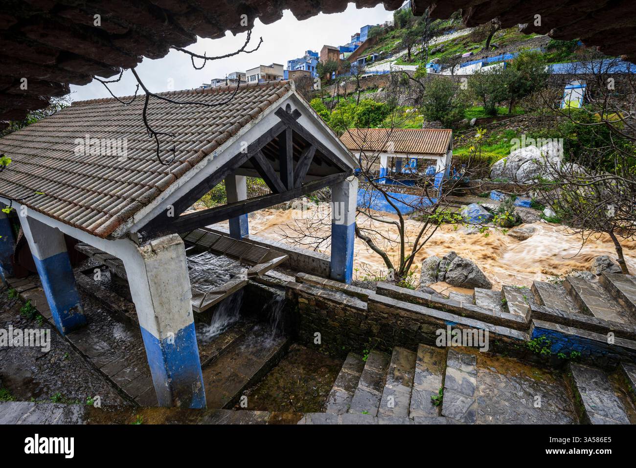 Sintflutartiger Regen und geschwollener Fluss, Ras el Maa Brunnen, Chefchaouen, Rif Berge, Marokko, Nordafrika Stockfoto