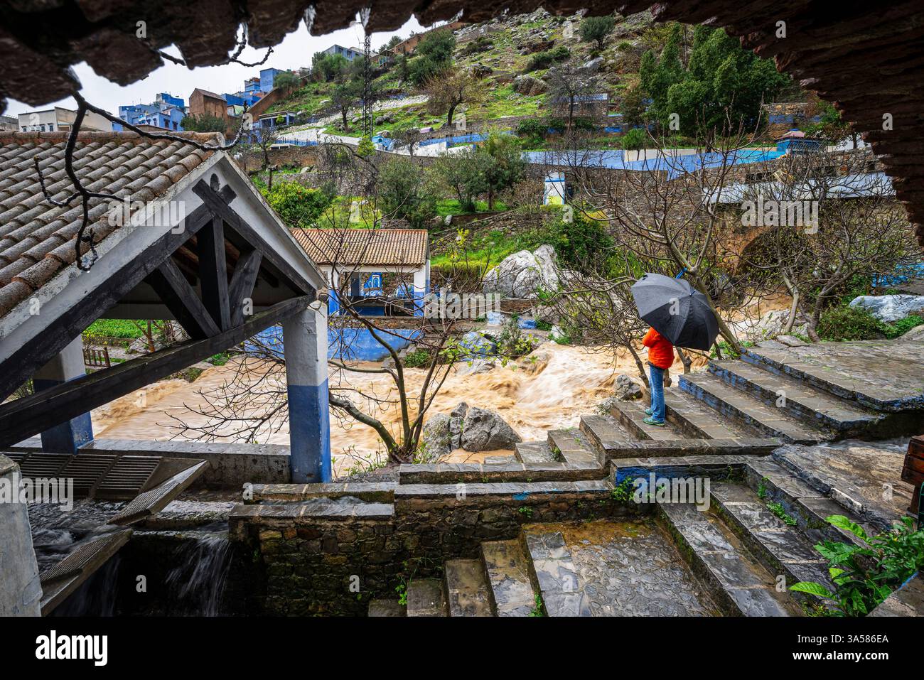 Sintflutartiger Regen und geschwollener Fluss, Ras el Maa Brunnen, Chefchaouen, Rif Berge, Marokko, Nordafrika Stockfoto