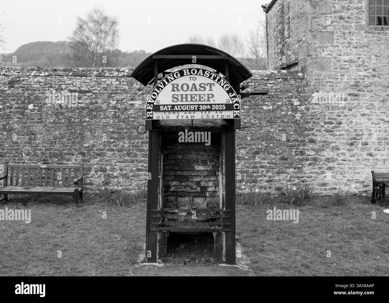 Eham, Chesterfield, Vereinigtes Königreich - 21. März 2025 - Ein Schwarzweißfoto eines kleinen Gebäudes mit einem Schild, auf dem die Aufschrift Roasting Roast Sheep steht Stockfoto
