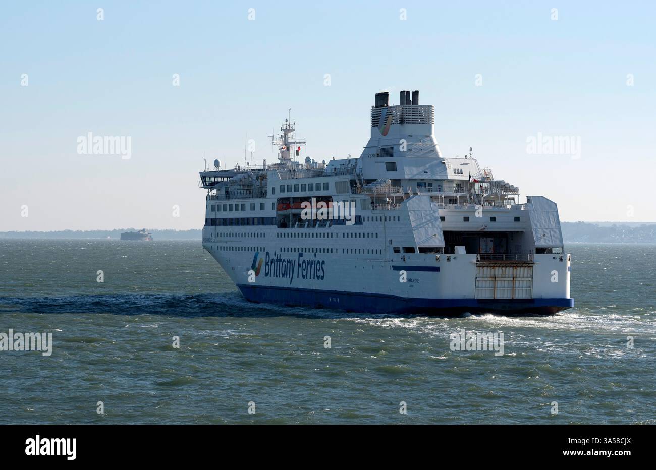 Portsmouth England Großbritannien. 18.03.2025. Eine Rolle. Bei der Fahrt mit der Fähre über den Kanal, die von Portsmouth Harbour abfährt, wird der Solent zum Englischen Ärmelkanal. Stockfoto