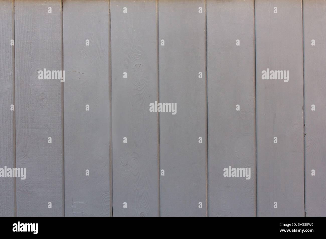 Ein Blick auf neutrales graues verarbeitetes Holz als Hintergrund. Stockfoto