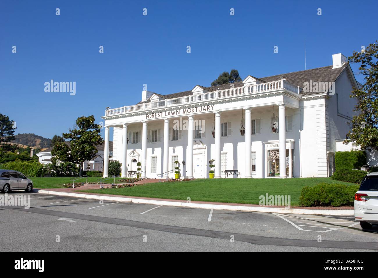Covina, Kalifornien, USA - 11.07.2019: Blick auf das Hauptgebäude des Forest Lawn Memorial Cemetery. Stockfoto
