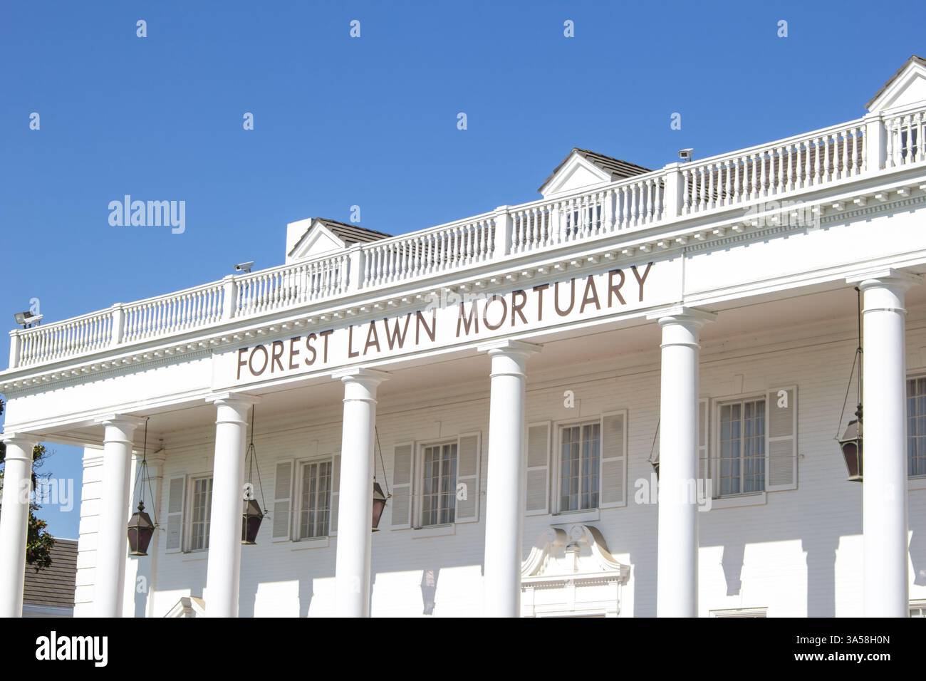 Covina, Kalifornien, USA - 11.07.2019: Blick auf das Hauptgebäude des Forest Lawn Memorial Cemetery. Stockfoto