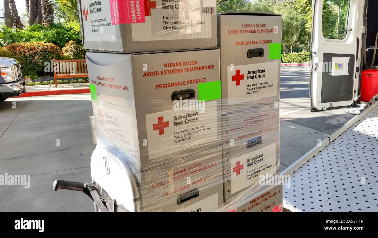 Pomona, Kalifornien, USA - 11.07.2019: Eine Ansicht eines Stapels von Versandkartons mit menschlichem Blut. Stockfoto