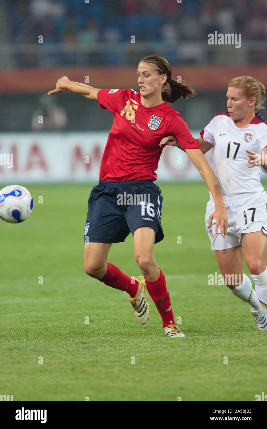 TIANJIN – 22. SEPTEMBER: Jill Scott aus England (16) wird von Lori Chalupny aus den Vereinigten Staaten (17) während eines Viertelfinalspiels der FIFA Frauen-Weltmeisterschaft am 22. September 2007 im Tianjin Olympic Sports Center Stadium in Tianjin, China, unter Druck gesetzt. Nur redaktionelle Verwendung. Kommerzielle Nutzung verboten. (Foto: Jonathan Paul Larsen / Diadem Images) Stockfoto