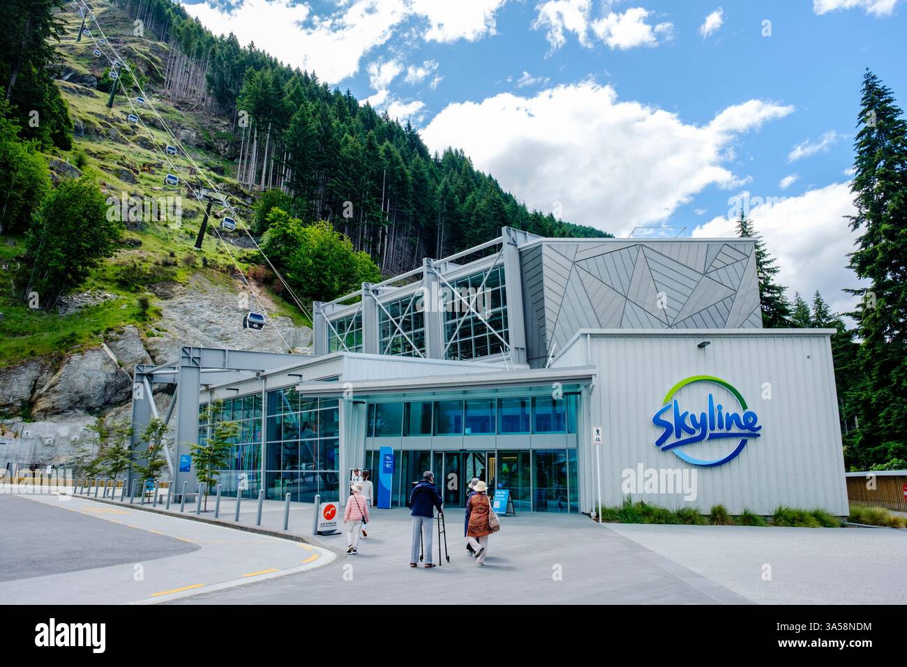 Touristen vor der Skyline Gondelbahn Terminal, Bob's Peak, Queenstown, Neuseeland, Neuseeland Stockfoto