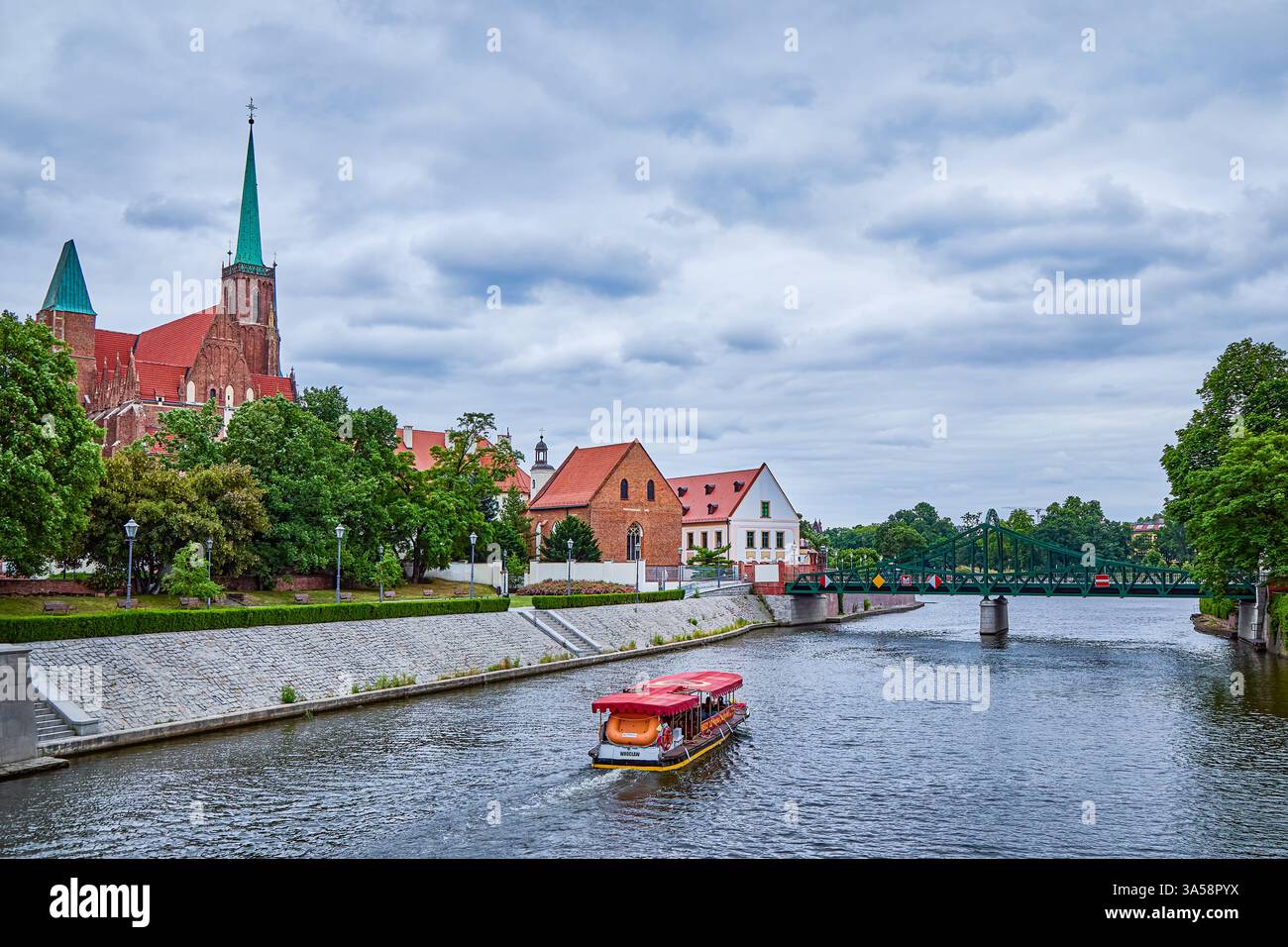 Flussboote fahren auf der oder, die durch das Zentrum der Altstadt von Wrocław, Polen, Europa fließt Stockfoto