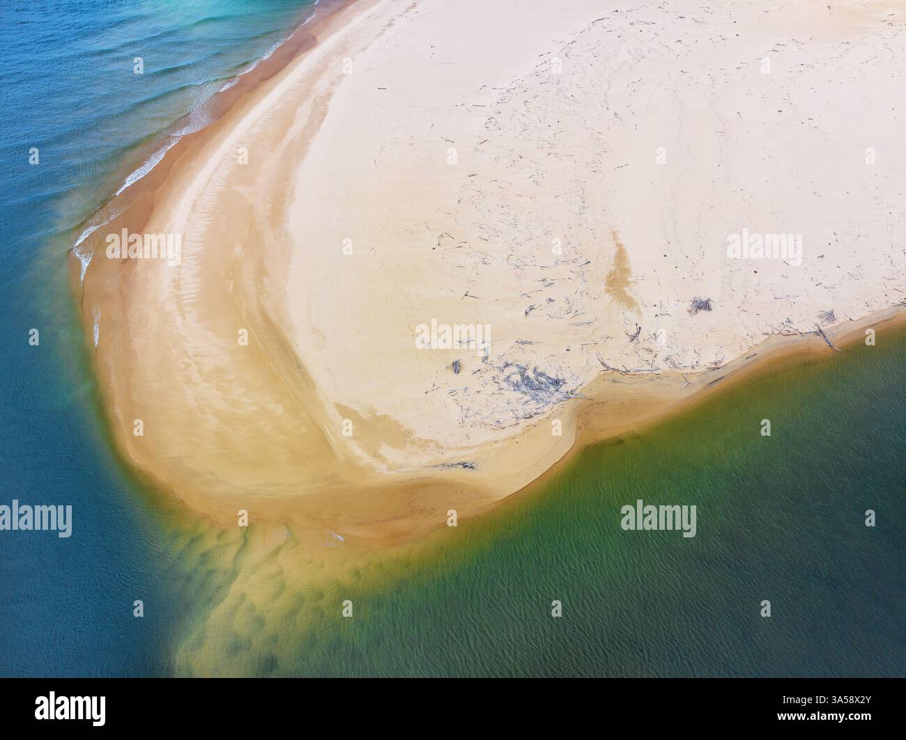 Aus der Vogelperspektive der großen Gezeitensandstäbe bei Tuross Heads in New South Wales, Australien. Stockfoto