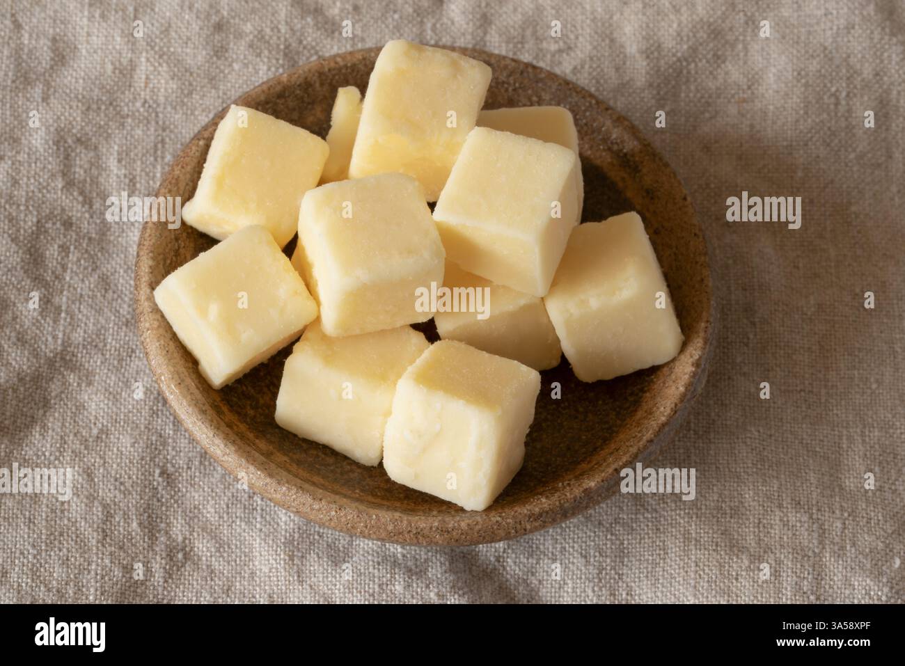 Extra Scharfe Cheddar-Käsewürfel Stockfoto