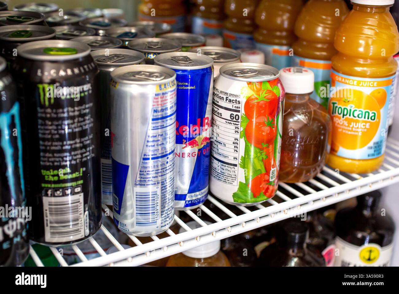Los Angeles, Kalifornien, USA - 22.07.2019: Ein Blick auf verschiedene kalte Getränke in einem Kühlregal. Stockfoto