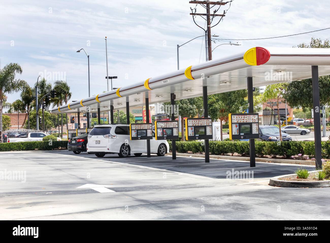 Costa Mesa, Kalifornien, Vereinigte Staaten - 07-30-2019: Blick auf das Drive in und den Parkplatz für ein Sonic Drive-in Fast Food Restaurant. Stockfoto
