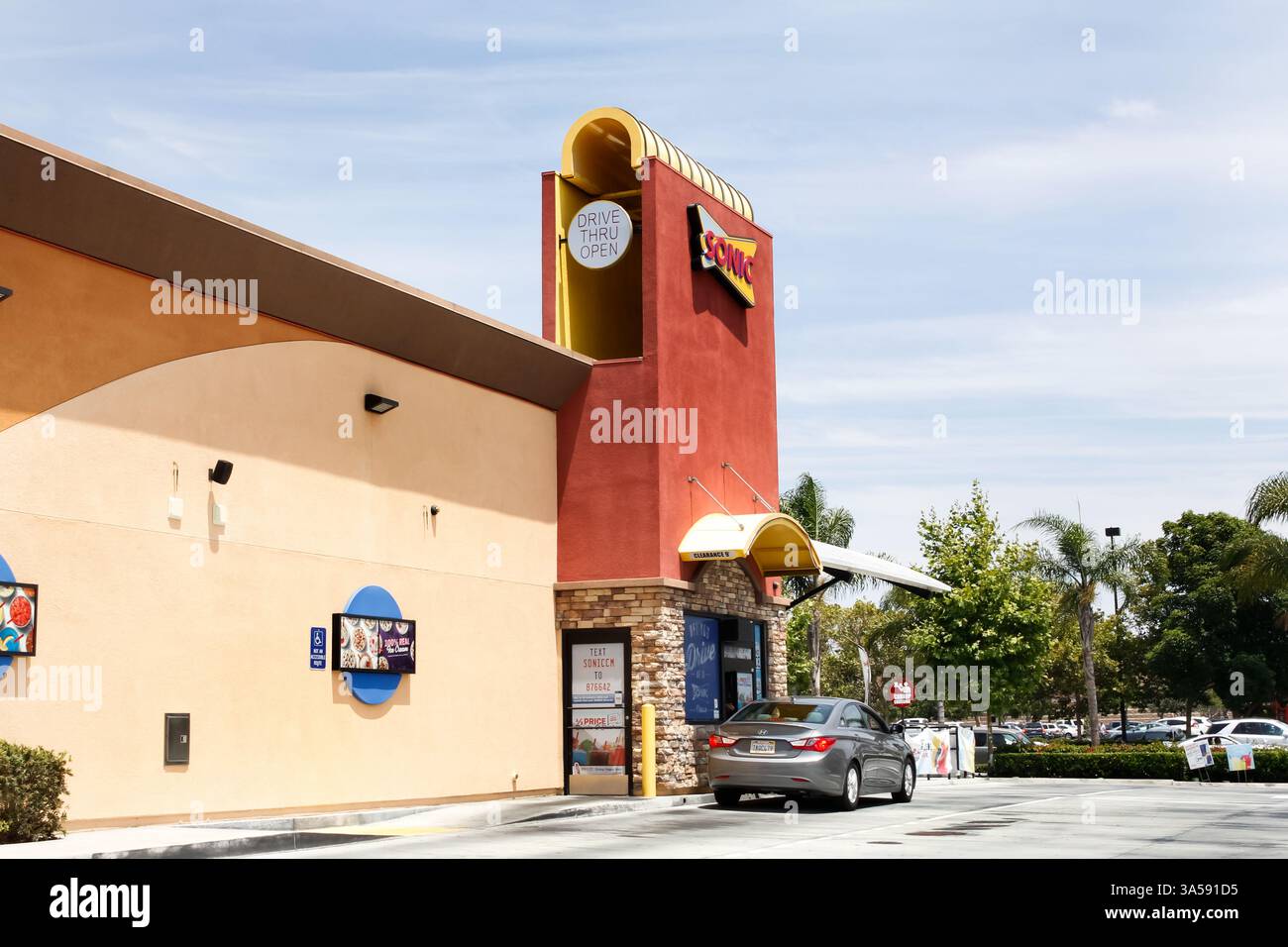 Costa Mesa, Kalifornien, USA - 07-30-2019: Blick auf die Drive Thru-Gegend in einem Sonic Drive in Fast Food Restaurant. Stockfoto