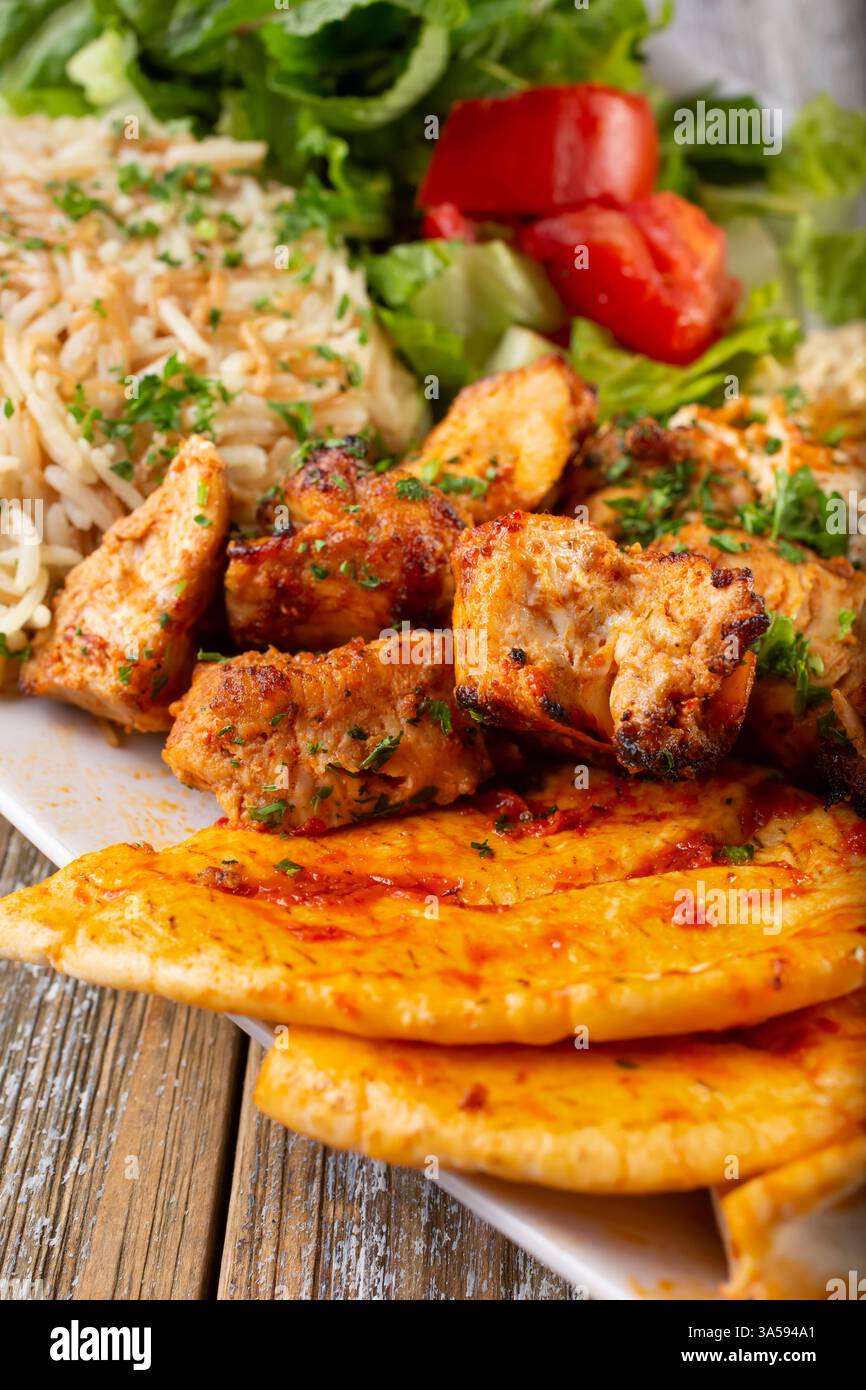 Eine Nahaufnahme eines Tellers Hühnerkabob. Stockfoto