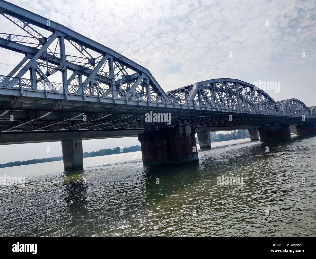 Vivekananda Setu ist eine Brücke über den Hootly River in Westbengalen, Indien. Sie verbindet die Stadt Howrah bei Bally mit Kalkutta bei Dakshineswar. Stockfoto