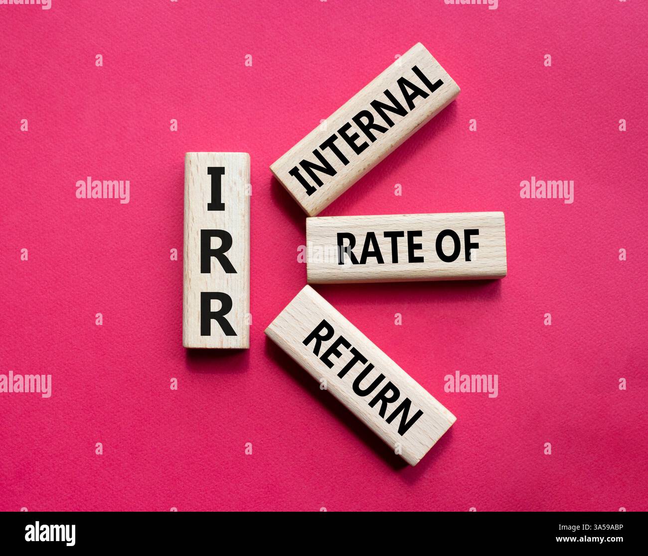 IRR – Symbol für interne Rückkehrrate. Konzeptwort IRR auf Holzwürfeln. Schöner roter Hintergrund. Business und IRR-Konzept. Kopierbereich. Stockfoto