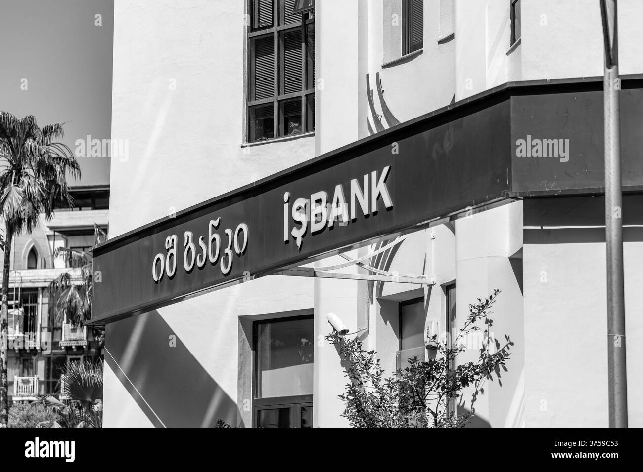 Batumi, Georgia – 14. JUNI 2024: Zweigstelle der Isbank in Batumi, Georgia. Isbank ist eine Geschäftsbank mit Hauptsitz in Istanbul, Turkiye. Stockfoto