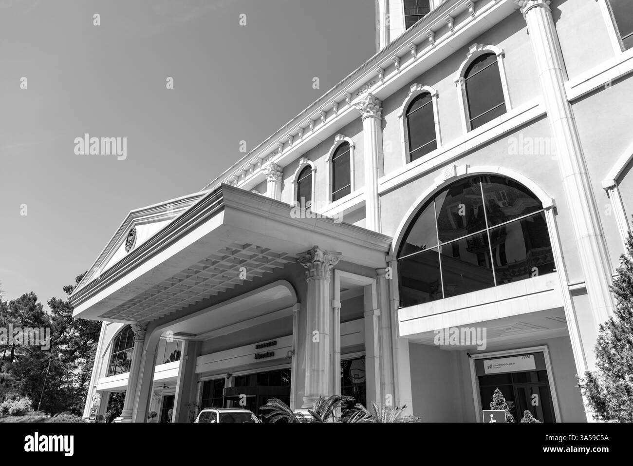 Batumi, Georgia - 14. JUNI 2024: Außenansicht des Sheraton Hotel an der Rustaveli Avenue in Batumi, Adjara, Georgia. Stockfoto