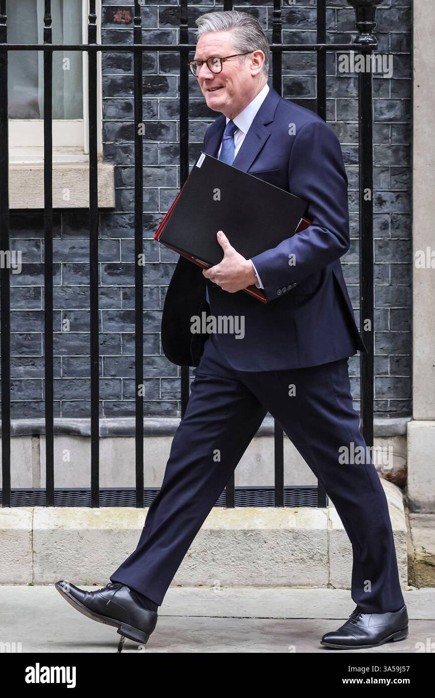 Sir Keir Starmer, Premierminister des Vereinigten Königreichs und Führer der Labour Party, verlässt die Downing Street 10 in Westminster, London, Vereinigtes Königreich Stockfoto