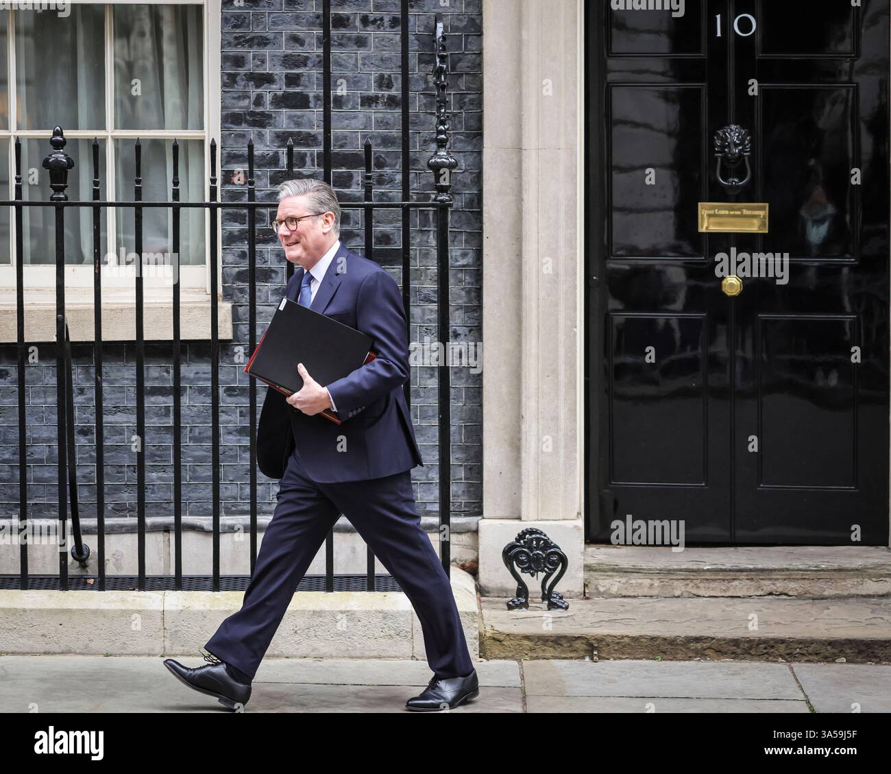 Sir Keir Starmer, Premierminister des Vereinigten Königreichs und Führer der Labour Party, verlässt die Downing Street 10 in Westminster, London, Vereinigtes Königreich Stockfoto