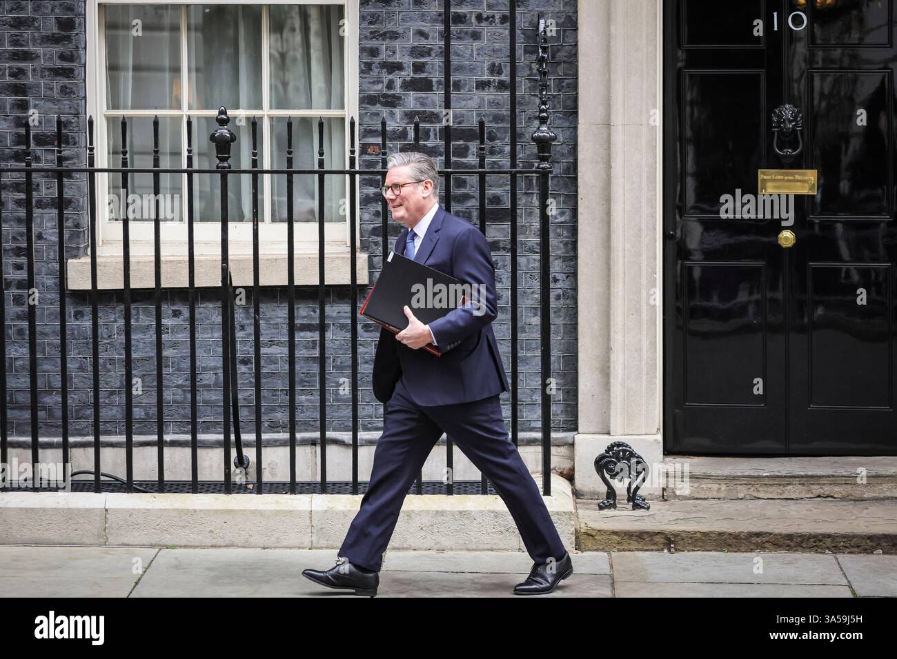 Sir Keir Starmer, Premierminister des Vereinigten Königreichs und Führer der Labour Party, verlässt die Downing Street 10 in Westminster, London, Vereinigtes Königreich Stockfoto