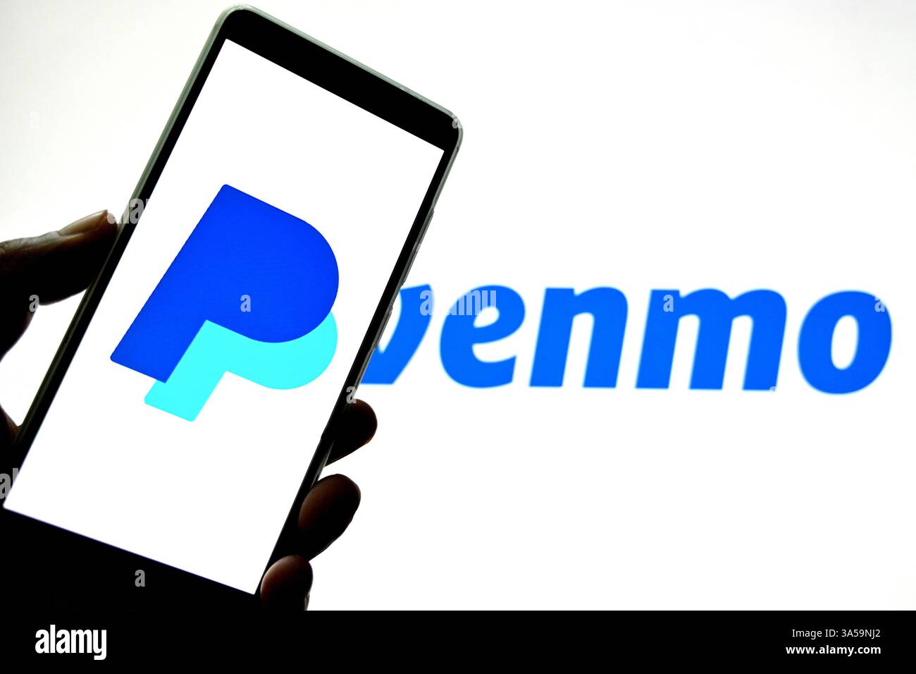 Indien. März 2025. In dieser Fotoabbildung wird ein Paypal-Logo auf einem Smartphone mit einem Venmo-Logo im Hintergrund angezeigt. (Foto von Avishek das/SOPA Images/SIPA USA) *** ausschließlich für redaktionelle Nachrichten *** Credit: SIPA USA/Alamy Live News Stockfoto