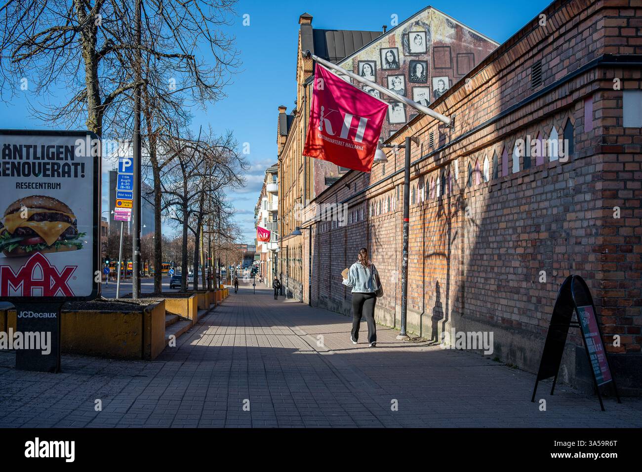 Straße Kungsgatan und der Kulturblock Hallarna (die Hallen) in Norrköping im frühen Frühjahr in Schweden Stockfoto