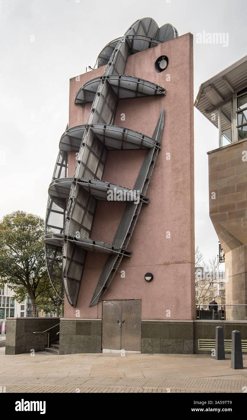 'Off Kilter' Verkleidung eine skulpturale rund um eines der Gebäude im Millennium Square, Leeds. Entworfen von Richard Wilson Stockfoto