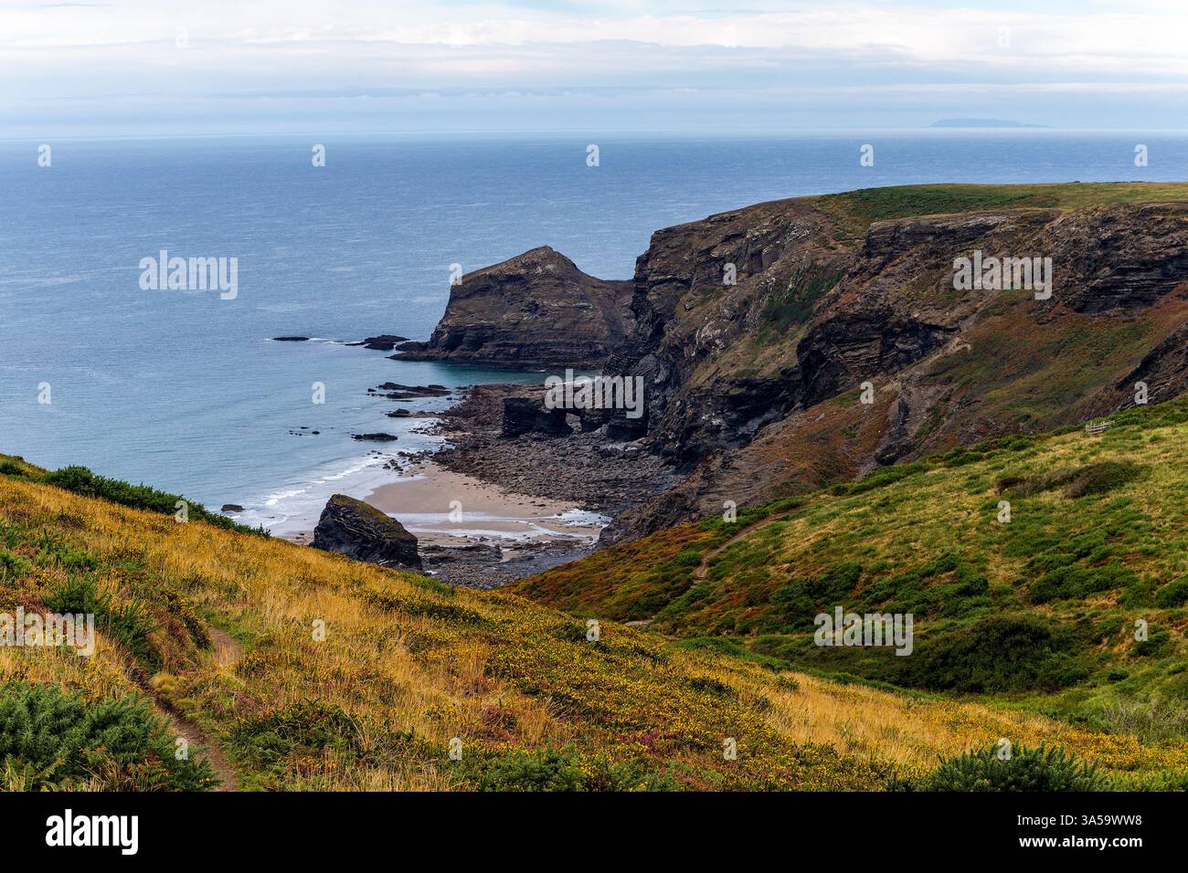 Blick auf den Küstenweg, den North Cornish Footpath, mit Blick auf den Southwest Coast Path zum Strangles Beach und Cambeak mit sich nähernder Front. Stockfoto