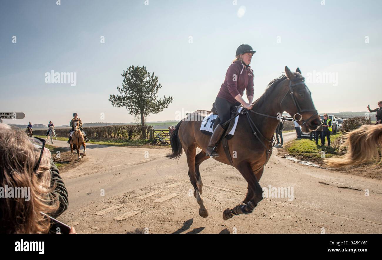 Das älteste Pferderennen Englands, das Kiplingcotes Derby in den Yorkshire Wolds, findet jedes Jahr am dritten Donnerstag im März statt und wurde 1519 gegründet. Wenn es nicht gelingt, wird es das Ende dieses jährlichen Ereignisses sein, und es wird nie wieder geschehen. Stockfoto