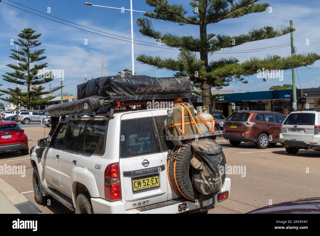 2008 Nissan Patrol Station Wagon für Offroad-Fahrten und Überladung durch Australien mit Dachzelt, Radtasche, Markise und kanistern Stockfoto