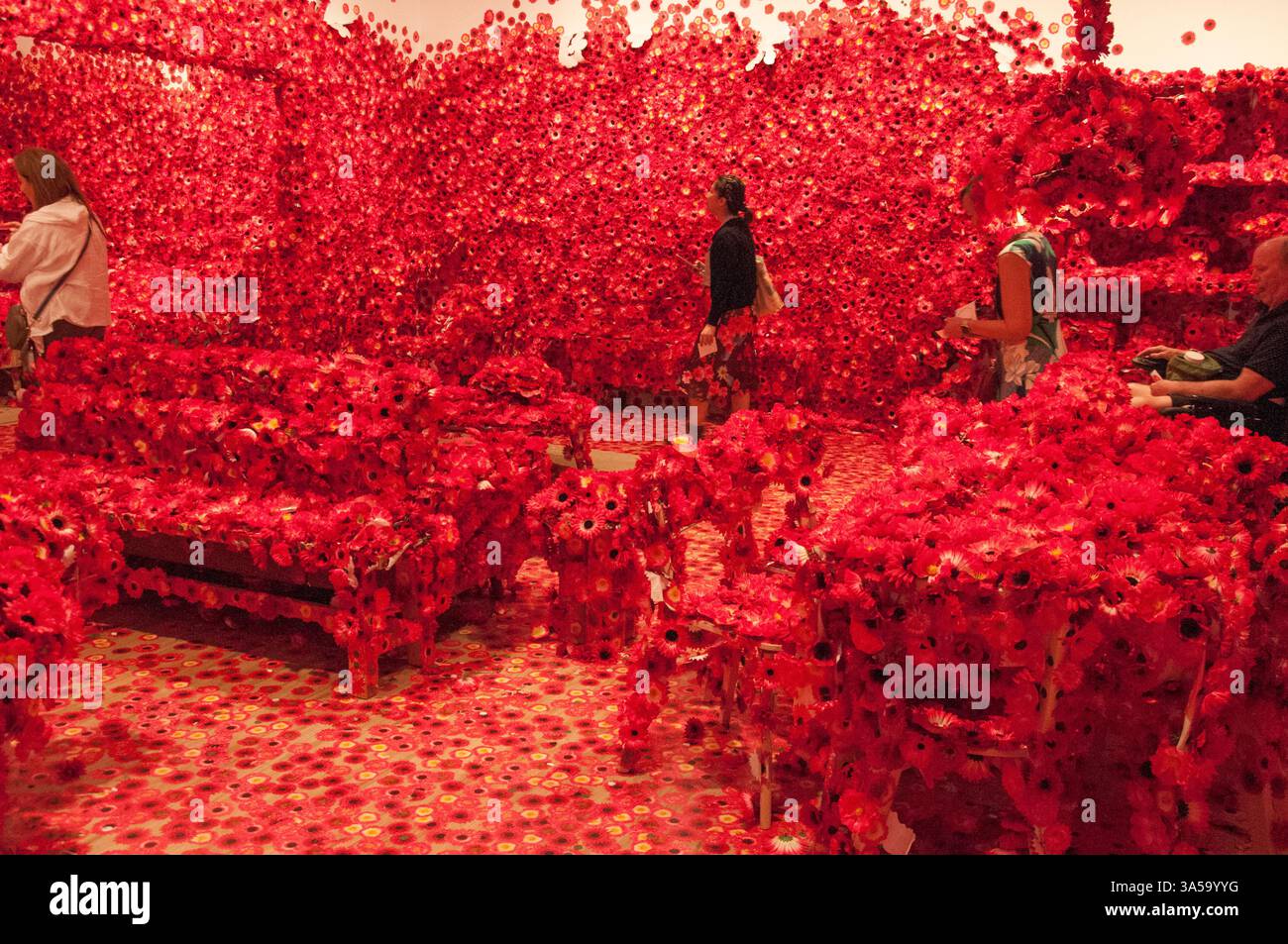 Flower Obsession (2016–2017) der japanische Künstler Yayoi Kusama in der National Gallery of Victoria, Melbourne, 2025 Stockfoto