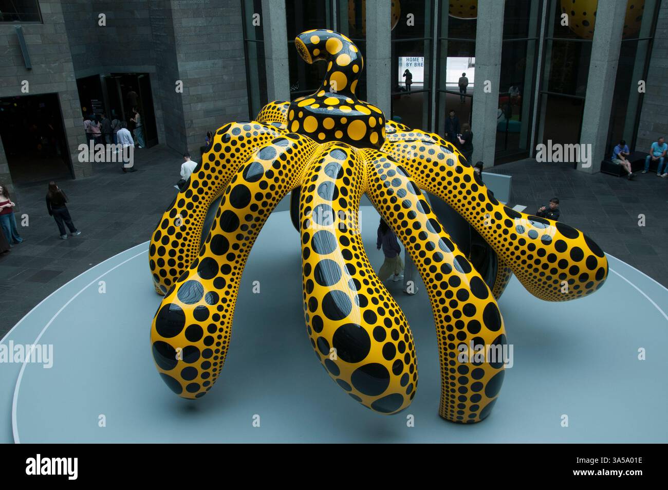 Tanzender Kürbis. Retrospektive des japanischen Künstlers Yayoi Kusama in der National Gallery of Victoria, Melbourne, 2025 Stockfoto