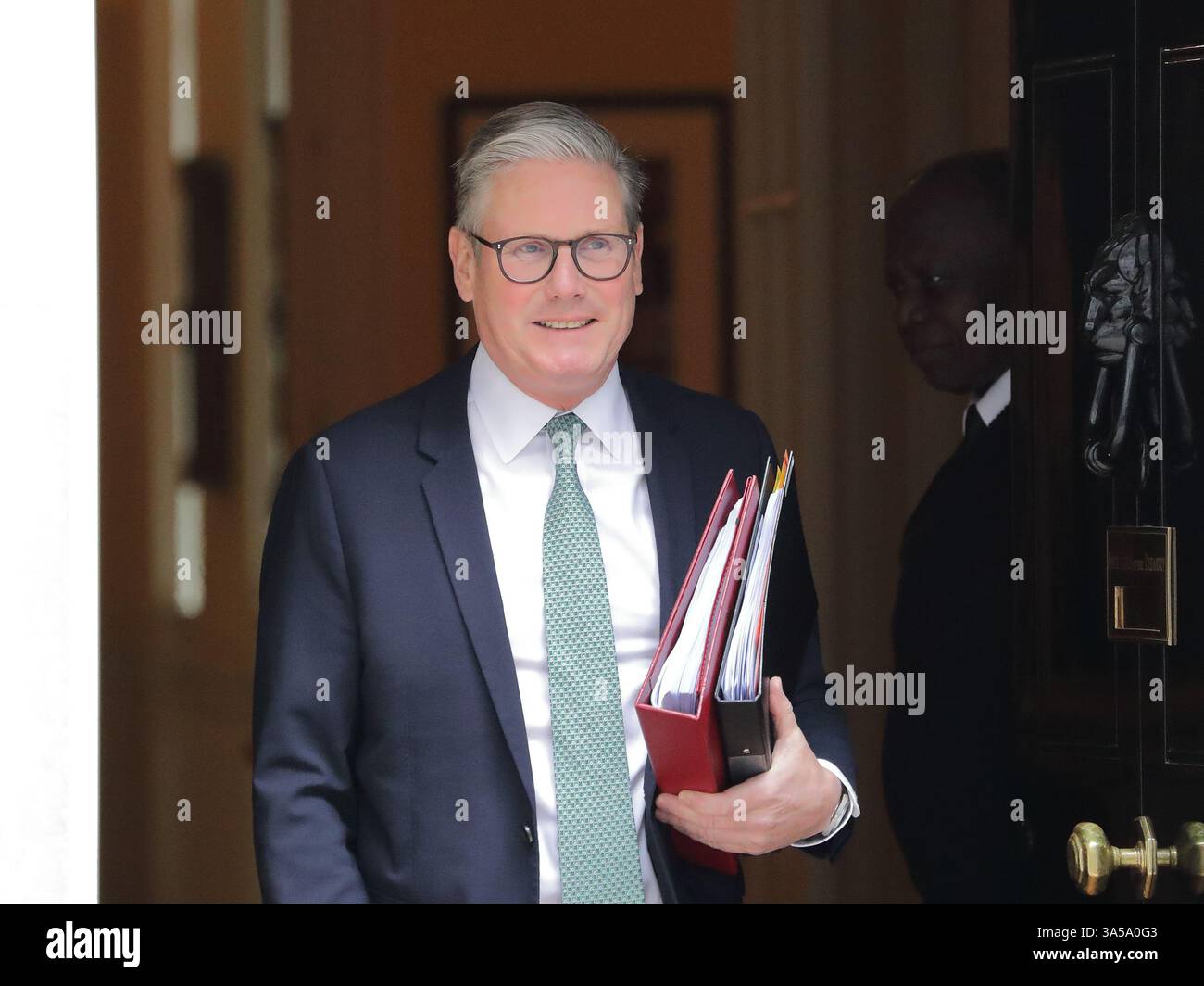 London, Großbritannien, 19. März 2025, der britische Premierminister Sir Keir Starmer verlässt die Downing Street 10, um an den wöchentlichen Fragen des Premierministers der PMQ im Parlament teilzunehmen. Stockfoto London, Großbritannien, 19. März 2025, der britische Premierminister Sir Keir Starmer verlässt die Downing Street 10, um an den wöchentlichen Fragen des Premierministers der PMQ im Parlament teilzunehmen. Stockfoto
